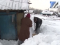 Студенты освобождают из снежного плена дворы пенсионеров