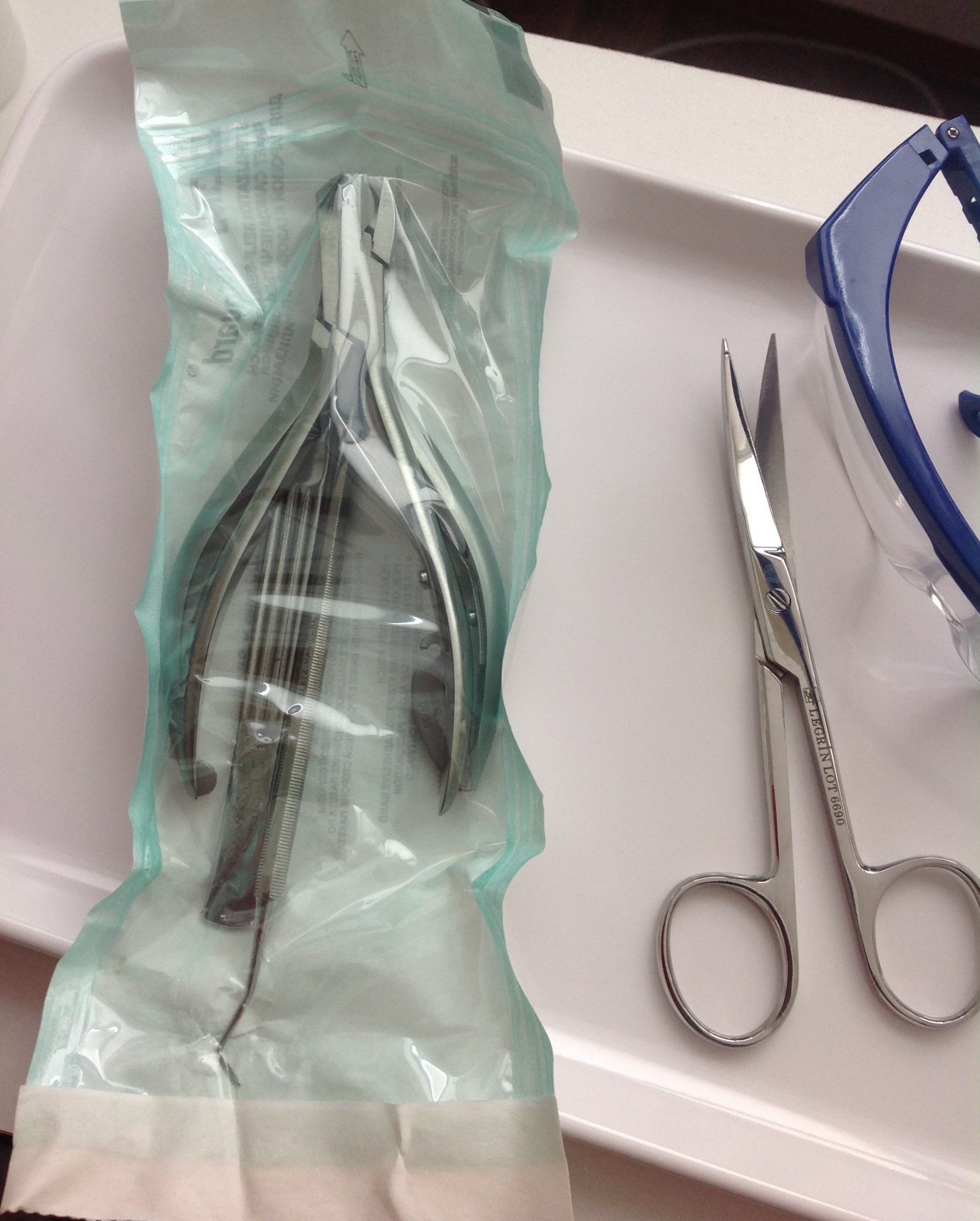 Хранение после стерилизации. Стерильные инструменты в крафт пакетах. Крафт пакеты для стерилизации щипчики. Крафт пакеты для стерилизации стоматологических инструментов. Крафт пакеты для стерильного инструментария стоматологии.
